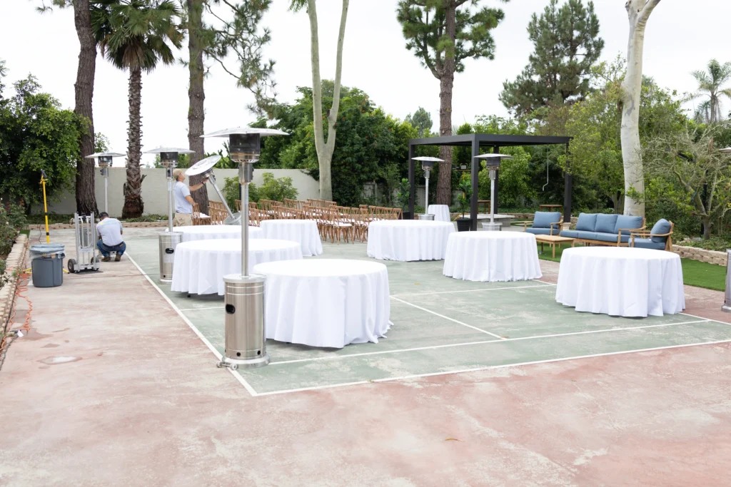 09.22.23 delivery setup round table, linen, heater (3)
